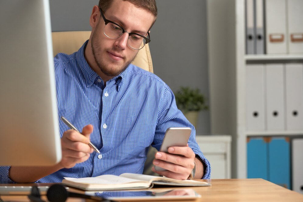 businessman checking reminder app phone diary 1098 18769.jpg